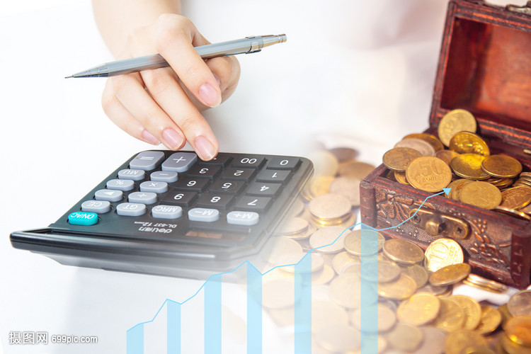 會(huì)計(jì)在桌上用計(jì)算機(jī)算賬